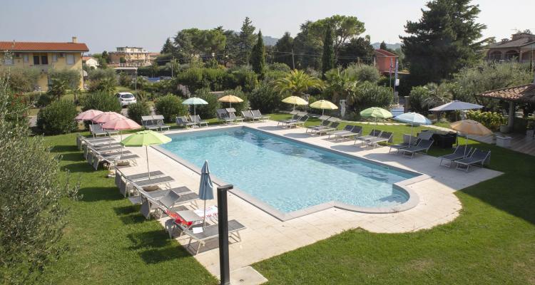 Residence con piscina sul lago di Garda: relax e divertimento