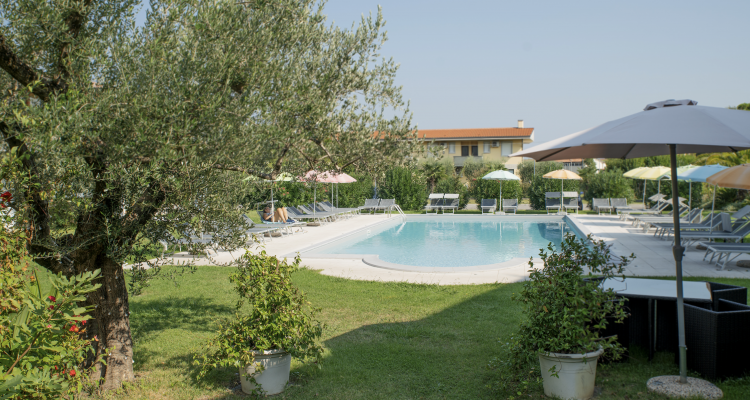 Residence con piscina sul lago di Garda: la tua vacanza tra comfort, relax e natura